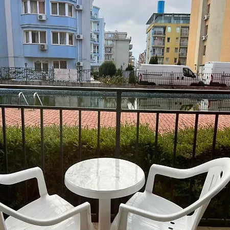 Quiet In The Town Center With Pool Slăntjev Brjag