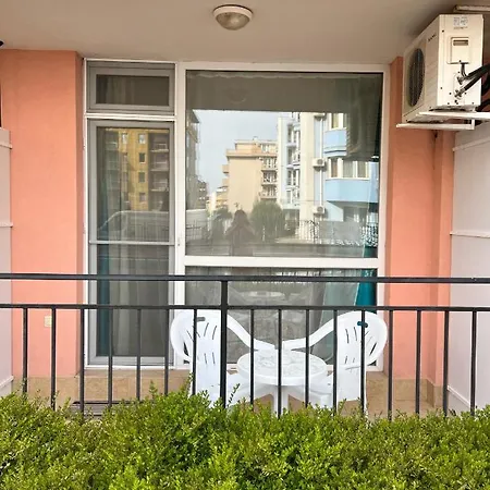 Quiet In The Town Center With Pool * Slăntjev Brjag